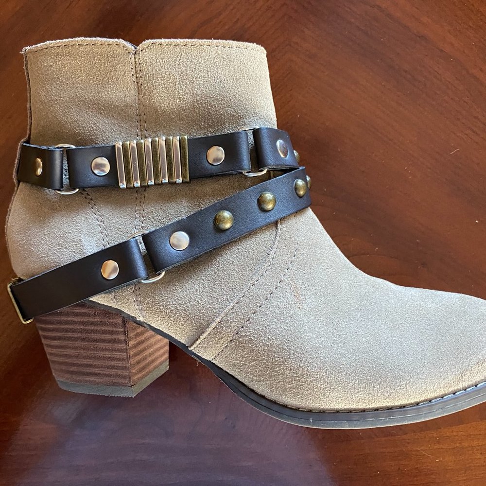 Dolce Vita Women's Studded Strap Tan Suede zipper Heeled Ankle Boots Size 7.5